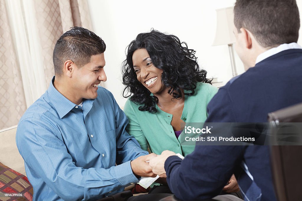 Feliz pareja de entregar tarjetas de crédito de asesor financiero - Foto de stock de Deuda libre de derechos