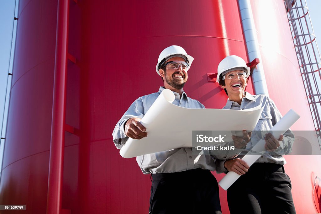 Travailleurs debout par industriel avec des plans de la water tower - Photo de Deux personnes libre de droits