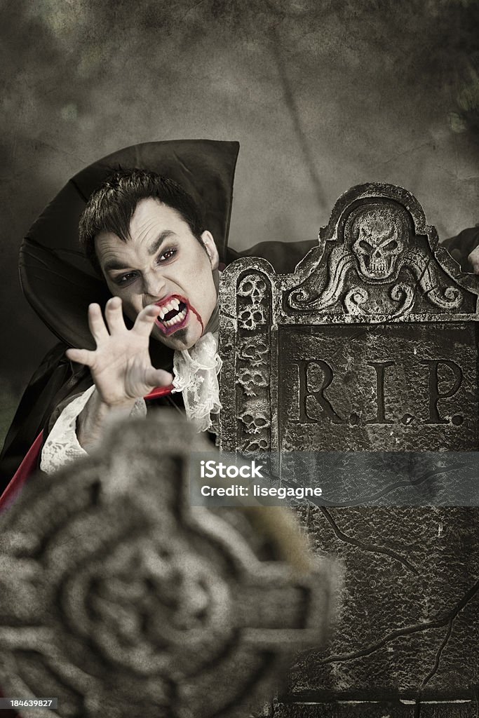 Vampiro in un cimitero - Foto stock royalty-free di Affamato