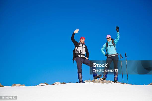 Pareja En Las Montañas Foto de stock y más banco de imágenes de Adulto - Adulto, Adulto joven, Aire libre