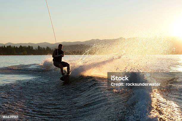 Despierta Boarder Foto de stock y más banco de imágenes de Esquí acuático en tabla de surf - Esquí acuático en tabla de surf, Lago, Contraluz