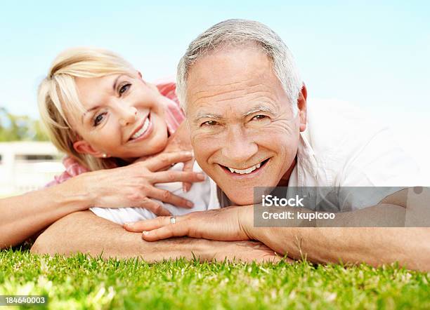 Glückliches Paar Entspannende Zusammen Stockfoto und mehr Bilder von Glücklichsein - Glücklichsein, Gras, Im Freien