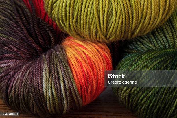 Filato Variegato - Fotografie stock e altre immagini di Gomitolo di lana - Gomitolo di lana, Multicolore, Arti e mestieri