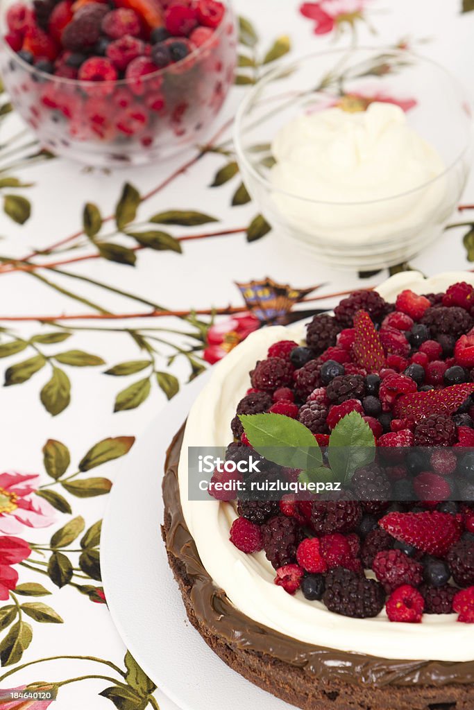 Frutti rossi, francese e crema dessert al cioccolato - Foto stock royalty-free di Alimentazione non salutare