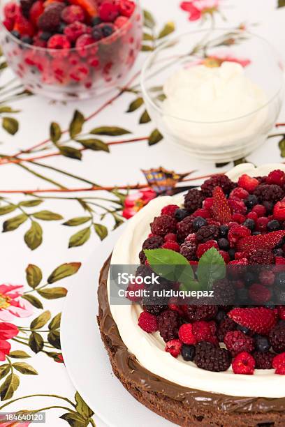 Frutti Rossi Francese E Crema Dessert Al Cioccolato - Fotografie stock e altre immagini di Alimentazione non salutare