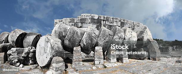 Amplio Columnas En El Templo De Apolo Foto de stock y más banco de imágenes de Anatolia - Anatolia, Antigualla, Antiguo