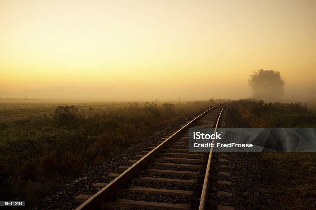 Ferrovia no outono neblina - Foto de stock de Aço royalty-free