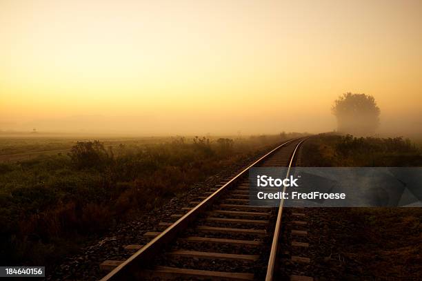 Foto de Ferrovia No Outono Neblina e mais fotos de stock de Aço - Aço, Direção, Entroncamento - Estrada