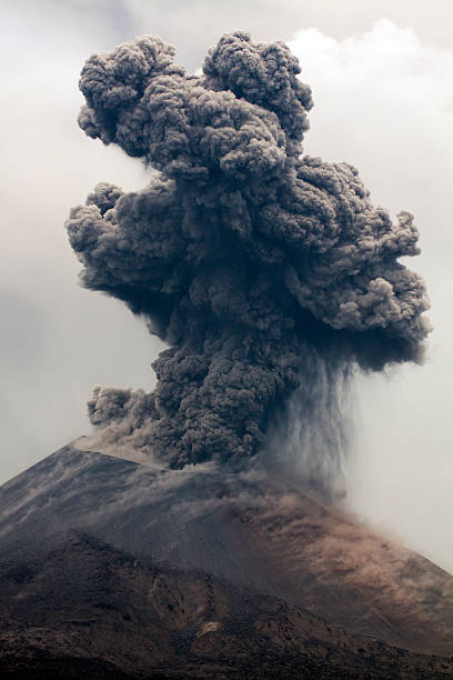 anak krakatau vulkan mädchenrockband - schichtvulkan stock-fotos und bilder