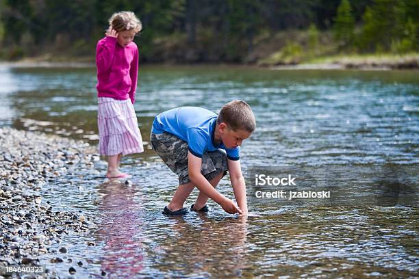 Crianças Brincando Em Creek - Fotografias de stock e mais imagens de Alegria - Alegria, Ao Ar Livre, Arremessar