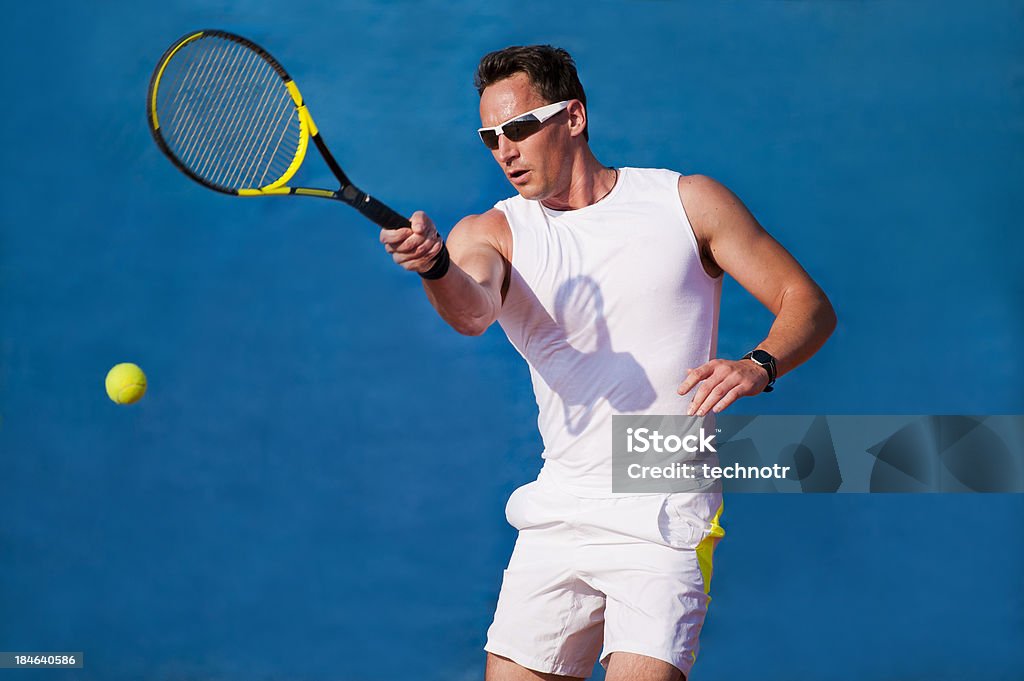 Giocatore di Tennis su sfondo blu - Foto stock royalty-free di Tennis