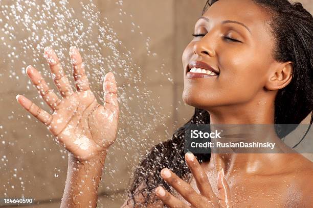 Foto de Mulher Tomando Banho Sob O Chuveiro e mais fotos de stock de Shampoo - Shampoo, Mulheres, 20 Anos