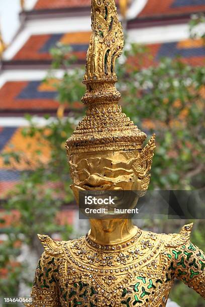 Statua Dorata A Bangkok - Fotografie stock e altre immagini di Architettura - Architettura, Arte, Arte, Cultura e Spettacolo