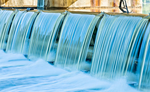 Agua en Dam siguientes metales verano lluvias-tiempo de exposición - foto de stock