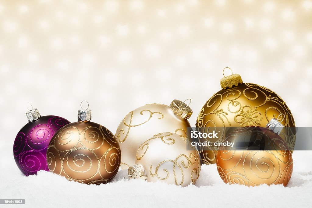 Christmas Baubles в снегу - Стоковые фото Золотой роялти-фри