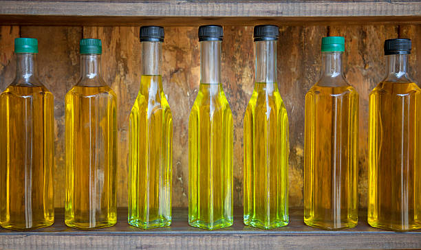 olio d'oliva - vinegar salad dressing balsamic vinegar olive oil foto e immagini stock
