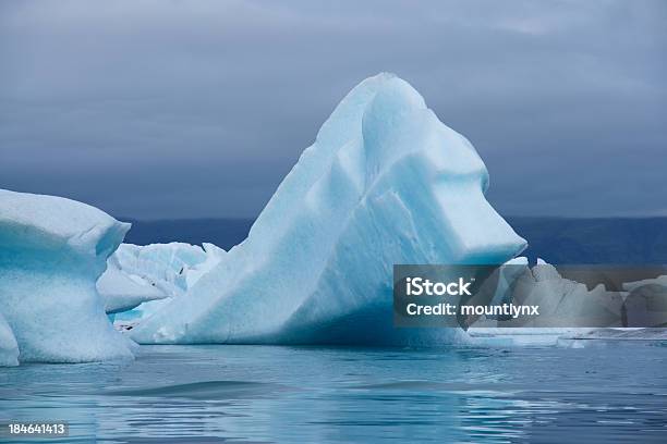 Photo libre de droit de Icebergs Lac Glaciaire De Jökulsárlón Islande banque d'images et plus d'images libres de droit de Calotte glaciaire - Calotte glaciaire, Fondre, Fond