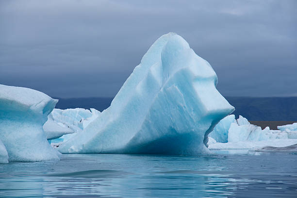 icebergs: jökulsárlón glacial lago na islândia - icecap imagens e fotografias de stock