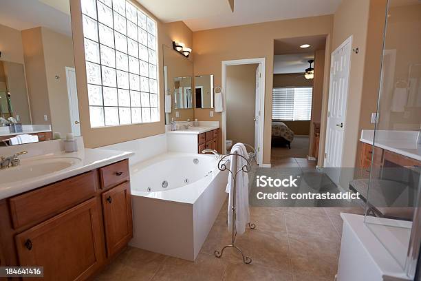 Modernes Badezimmer Stockfoto und mehr Bilder von Badewanne - Badewanne, Badezimmer, Badezimmerschrank