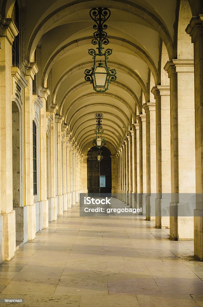 Couloir avec des colonnes de Praça do Comércio à Lisbonne, Portugal - Photo de Abstrait libre de droits