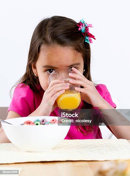 Ragazzina Beve Succo Darancia - Fotografie stock e altre immagini di 2-3 anni - 2-3 anni, Affamato, Alimentazione sana