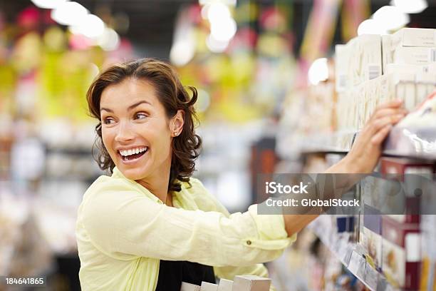 荷解き新しい証券 - スーパーマーケットのストックフォトや画像を多数ご用意 - スーパーマーケット, 棚, 荷造り