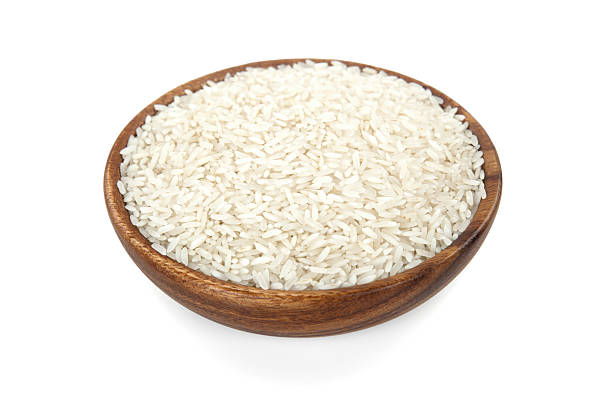 riso in una ciotola di legno - clipping path rice white rice basmati rice foto e immagini stock