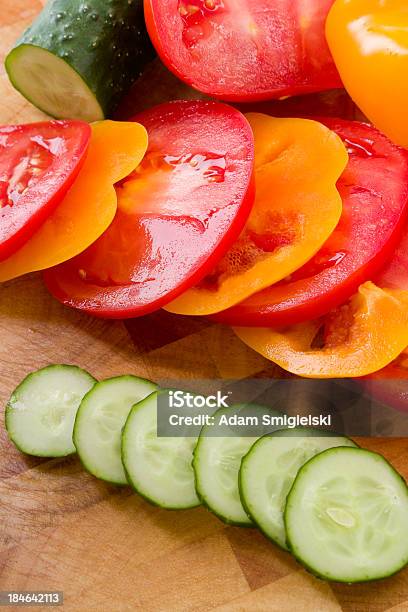 Foto de Pepino Pimentão E Tomate e mais fotos de stock de Alimentação Saudável - Alimentação Saudável, Amarelo, Branco