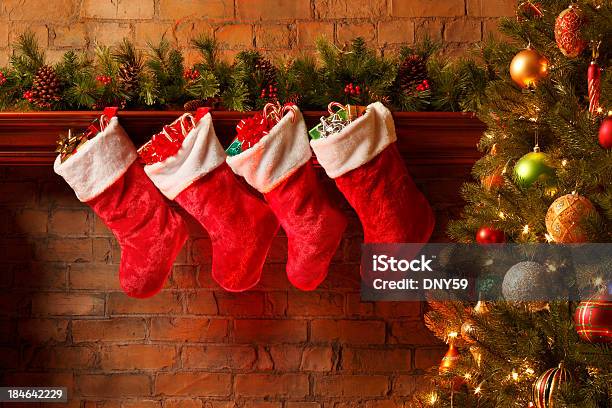 Foto de Meia De Consolo De Lareira e mais fotos de stock de Meias de Natal - Meias de Natal, Consolo de Lareira, Natal