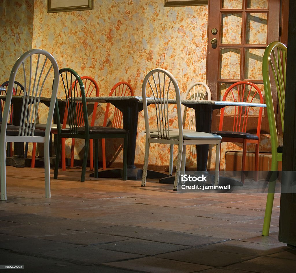 Vide restaurant avec des fauteuils au design coloré dans la nuit - Photo de Ameublement libre de droits