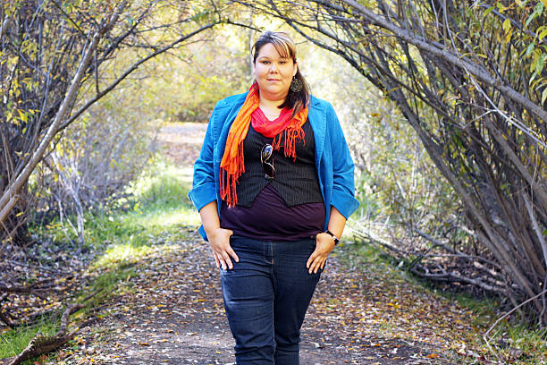 mujer en otoño - autumn women leaf scarf fotografías e imágenes de stock