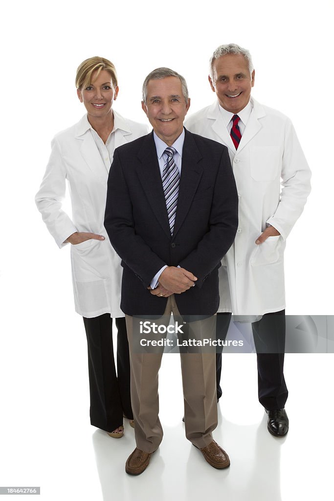 Три профессиональные взрослых, двоих в лаборатории Пальто один деловой костюм - Стоковые фото Белый фон роялти-фри