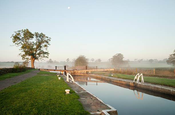 dawn o canal de leeds liverpool - gargrave - fotografias e filmes do acervo