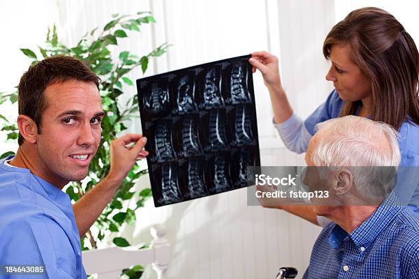 Idoso Em Cadeira De Rodas A Ser Mostrado Raios X - Fotografias de stock e mais imagens de 20-29 Anos - 20-29 Anos, 60-69 Anos, Adulto