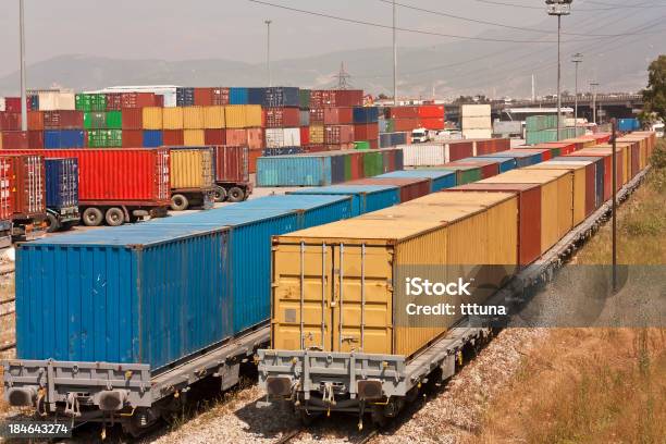 De Comboios De Transporte De Carga E Contentores De Negócios Globais - Fotografias de stock e mais imagens de Armazém de Distribuição