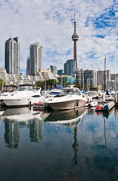 toronto harbour marina łodzie luksusowych nadbrzeżnych condominiums wieża cn - toronto waterfront commercial dock canada zdjęcia i obrazy z banku zdjęć