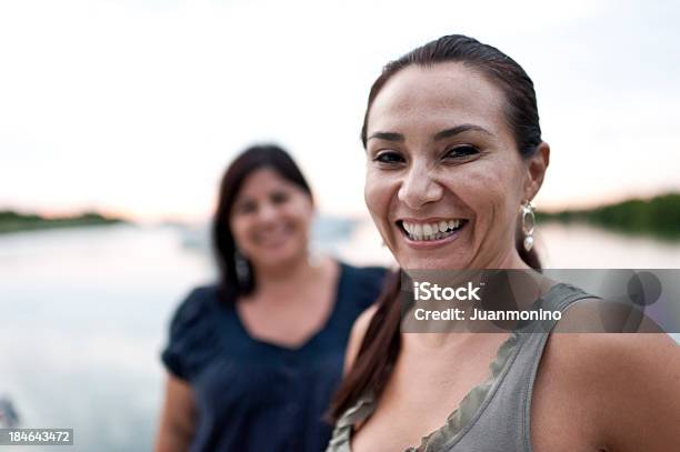 Zwei Hispanic Hausfrauen Stockfoto und mehr Bilder von Dick - Dick, Erwachsener über 40, Frauen