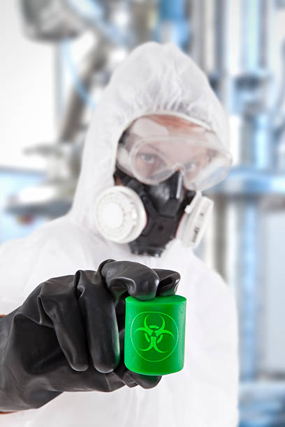 roupa de segurança - radiation protection suit clean suit toxic waste biochemical warfare - fotografias e filmes do acervo