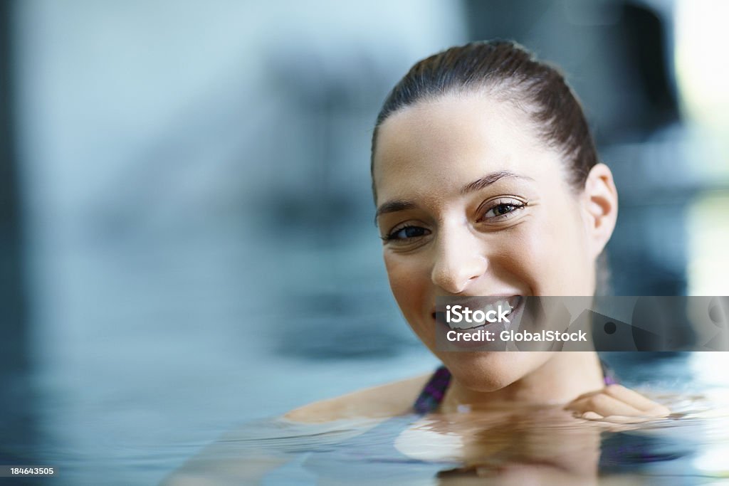 Donna sorridente in spa - Foto stock royalty-free di Acqua