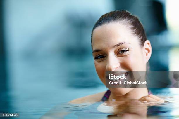 Donna Sorridente In Spa - Fotografie stock e altre immagini di Acqua - Acqua, Adulto, Adulto in età matura