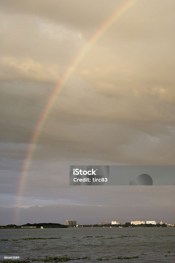 Arco iris sobre los muelles en Kochi, India a la ciudad - Foto de stock de Agua libre de derechos