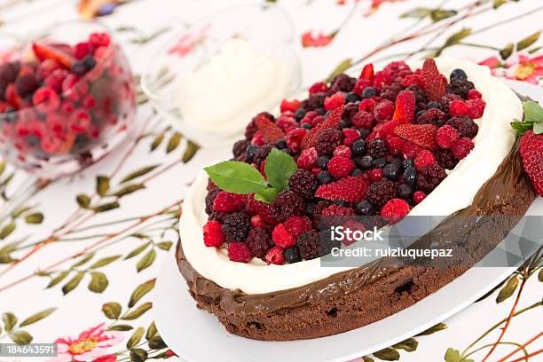 Foto de Frutas Vermelhas Batatas E Creme De Chocolate Sobremesa e mais fotos de stock de Alimentação Não-saudável