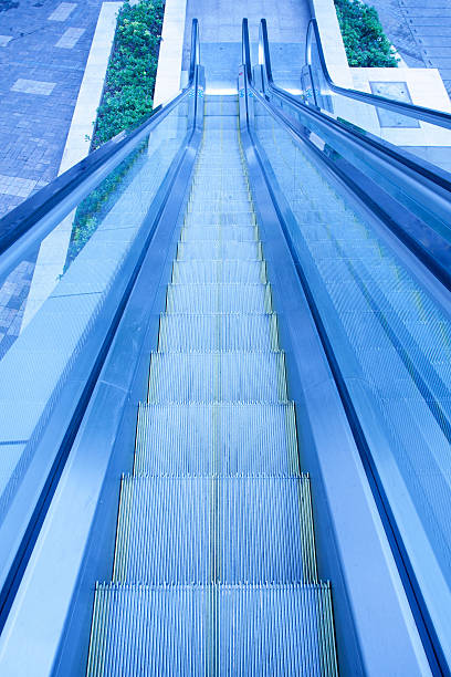 escada rolante - escalator automated built structure moving down - fotografias e filmes do acervo