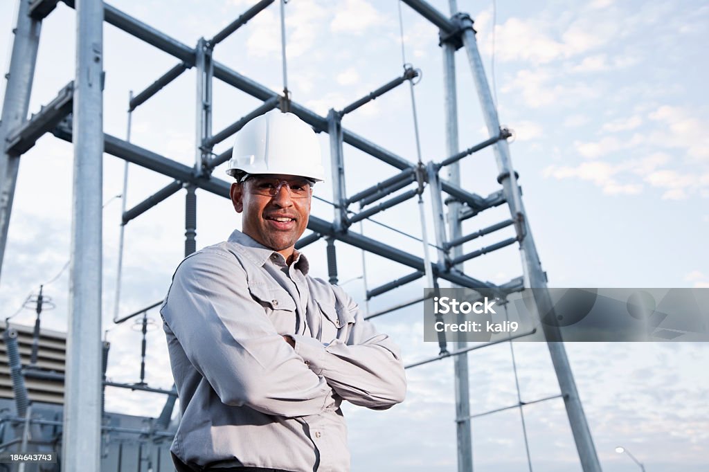 African American Inżynier w Kask budowlany - Zbiór zdjęć royalty-free (Elektrownia)