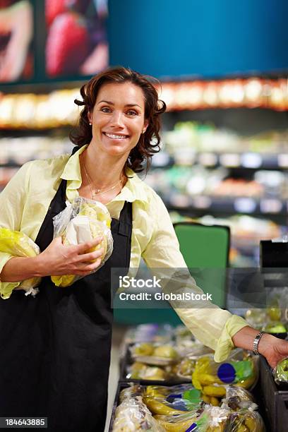 Mujer Agarrando Frutas Foto de stock y más banco de imágenes de Adulto - Adulto, Adulto maduro, Alegría