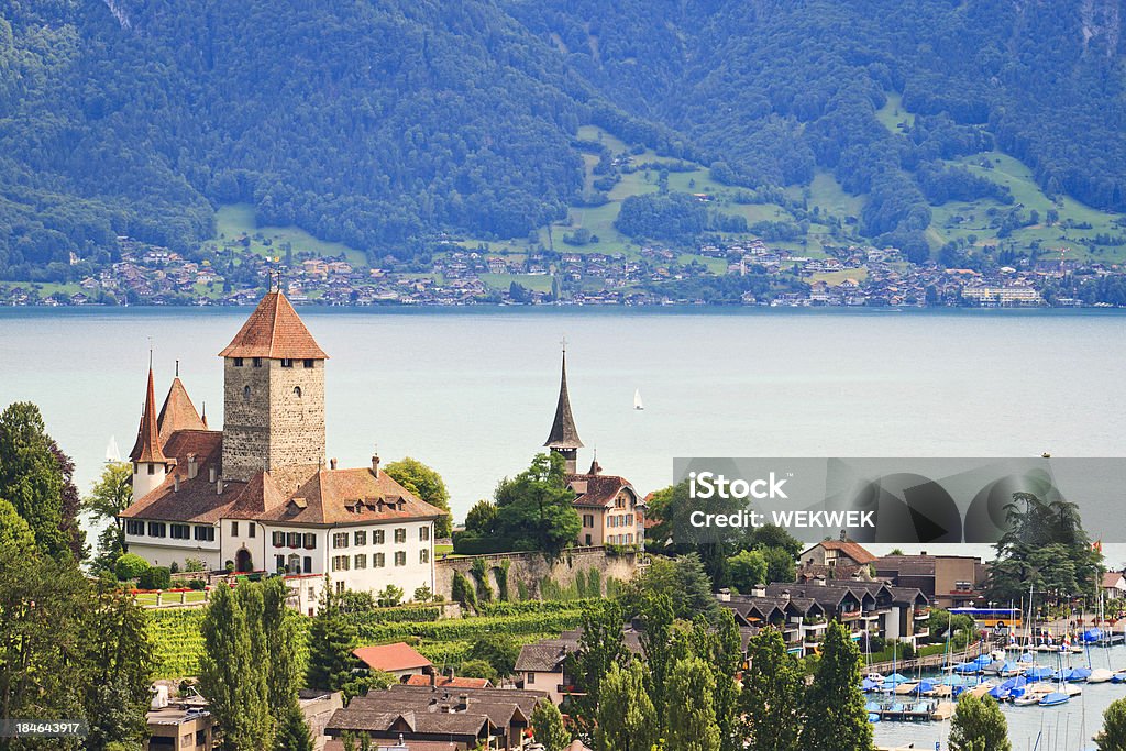 Замок, Spiez, озеро Thun, Berner Оберланд, Швейцария - Стоковые фото Lake Thun роялти-фри