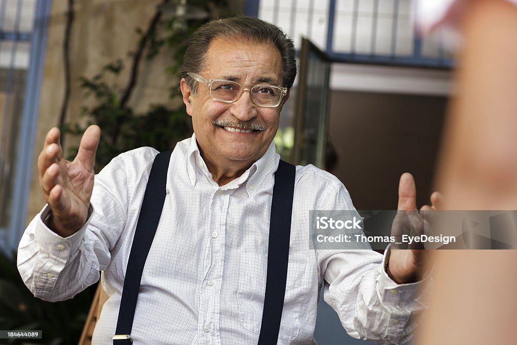 Fier italien grand-père accueille à bras ouverts Petit-enfant - Photo de Italie libre de droits