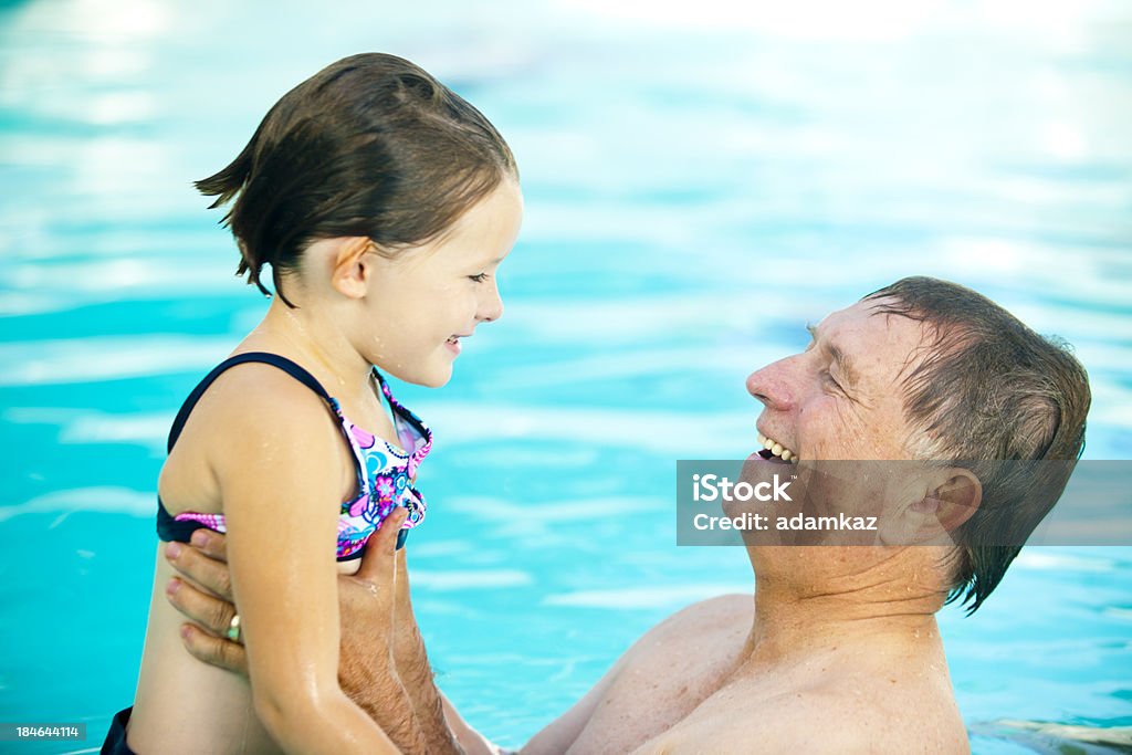 Opa und Enkelin In Pool - Lizenzfrei Alter Erwachsener Stock-Foto