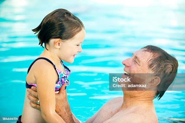 Opa Und Enkelin In Pool Stockfoto und mehr Bilder von Alter Erwachsener - Alter Erwachsener, Schwimmbecken, 4-5 Jahre