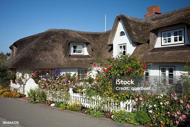 Cabaña De Foto de stock y más banco de imágenes de Casa - Casa, Casa Independiente, Tejado de Paja